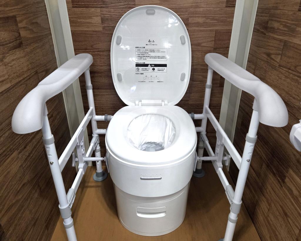 排せつ物をフィルム内に密封する「無水・ラップ式トイレ」