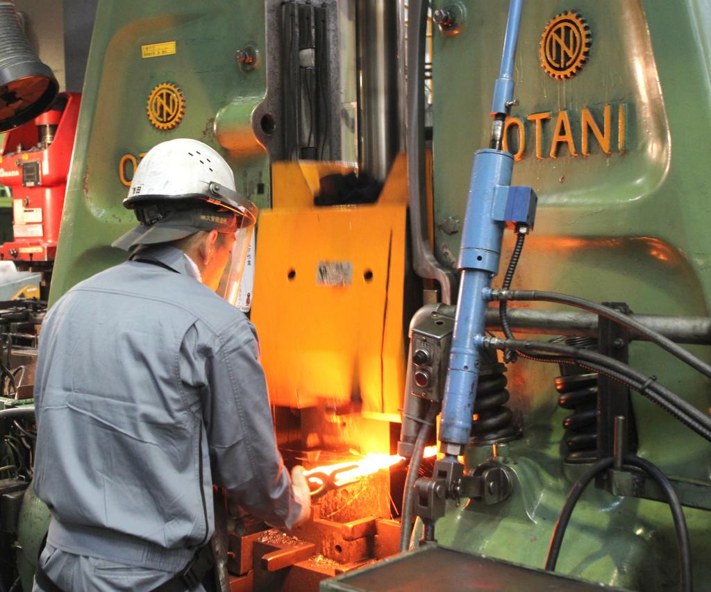 ハンマー鍛造での作業者の感覚を共有し、技術力の向上を図っている(大智鍛造所 提供)