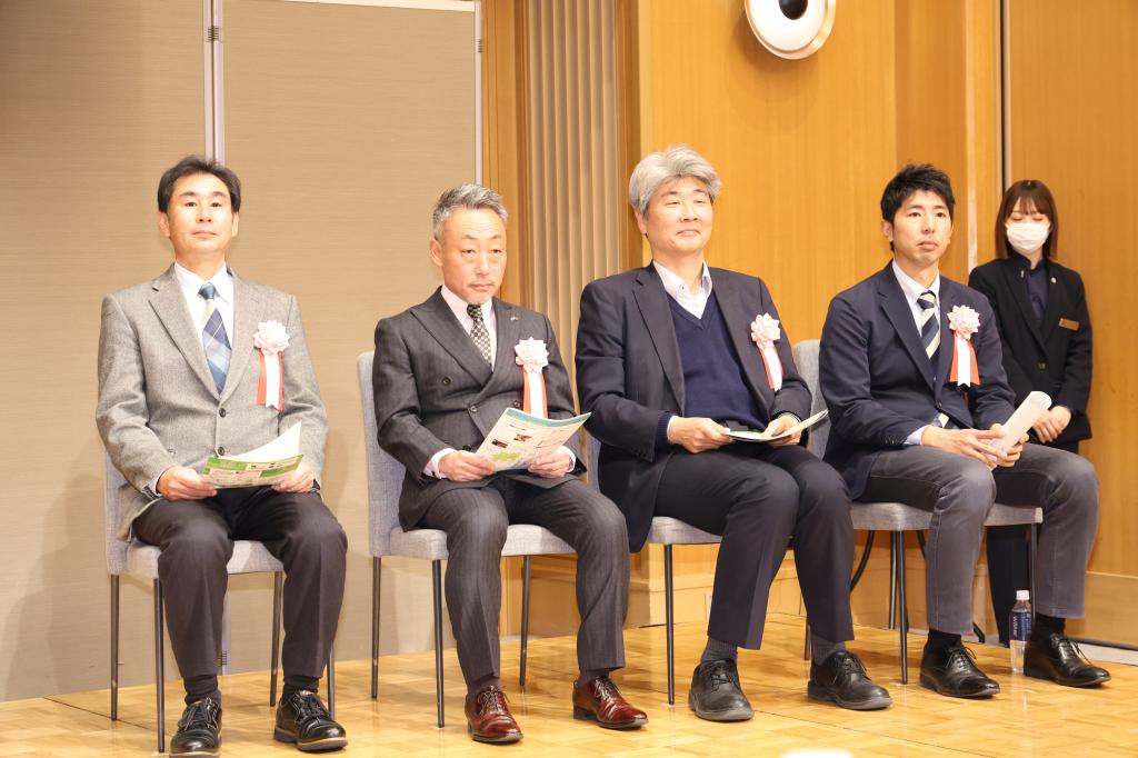 ピッチイベントに登壇した（左から）二関エニマス専務、渡辺ニイガタ社長、伊東横国大産学連携コーディネーター、瀧ヶ﨑大田区主査