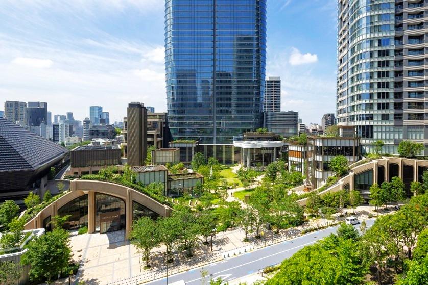 「麻布台ヒルズ」の中央広場（森ビル）