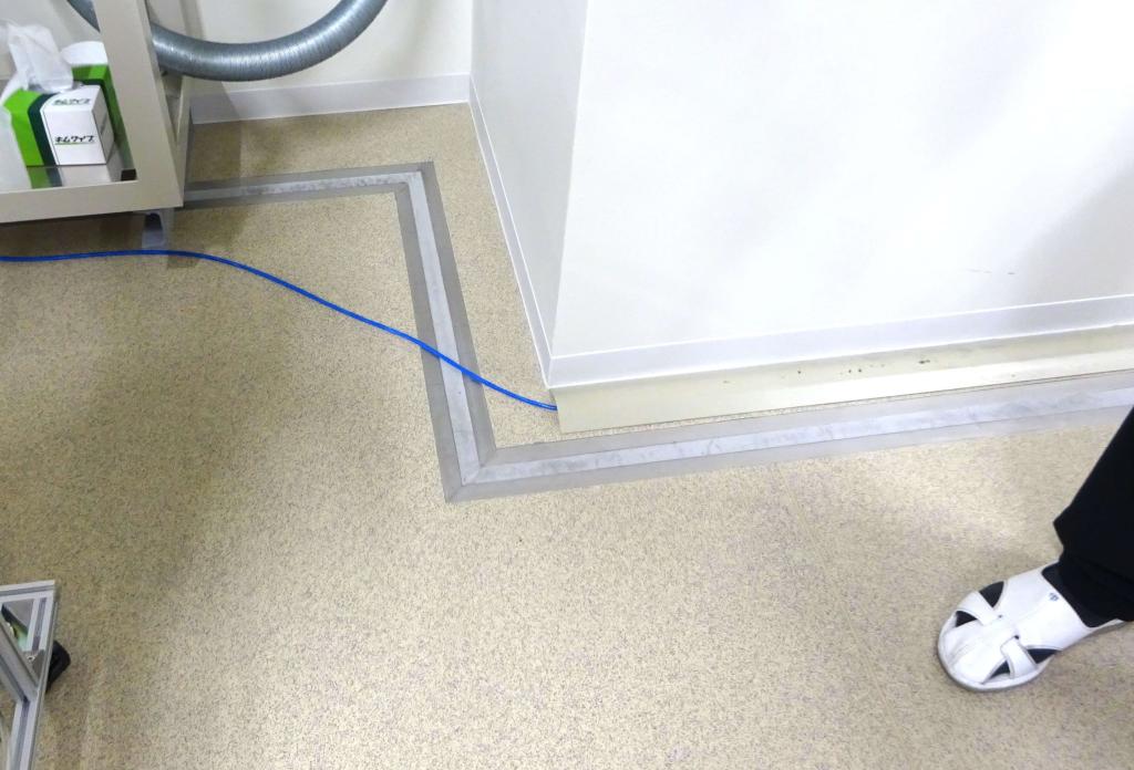 【写真１】 標準室の土台部分を建物の基礎と構造的に分離させ、周囲の振動が直接伝わるのを防いでいる