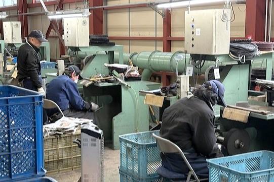 「燕市磨き屋一番館」マイスターに磨き技術を学ぶ技術研修生