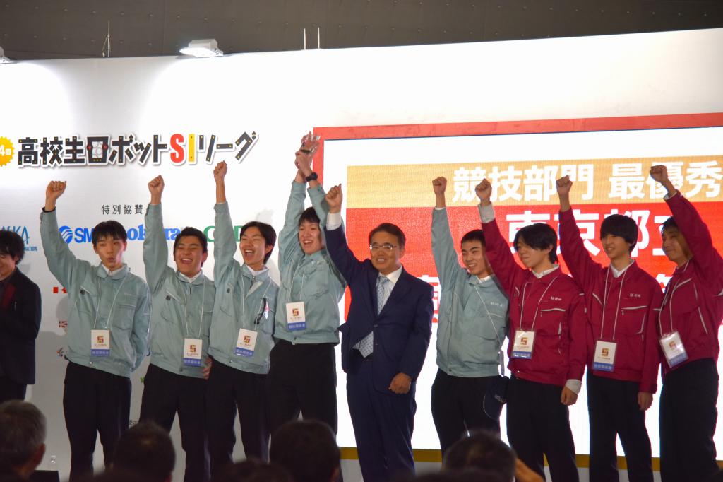 参加者らは大村愛知県知事（中央）と勝利を喜び合った