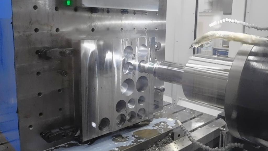 写真２　Ｗ軸加工。省エネや時間短縮に効果が期待できる