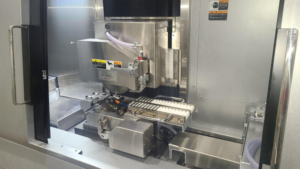 写真５　センターレス研削装置