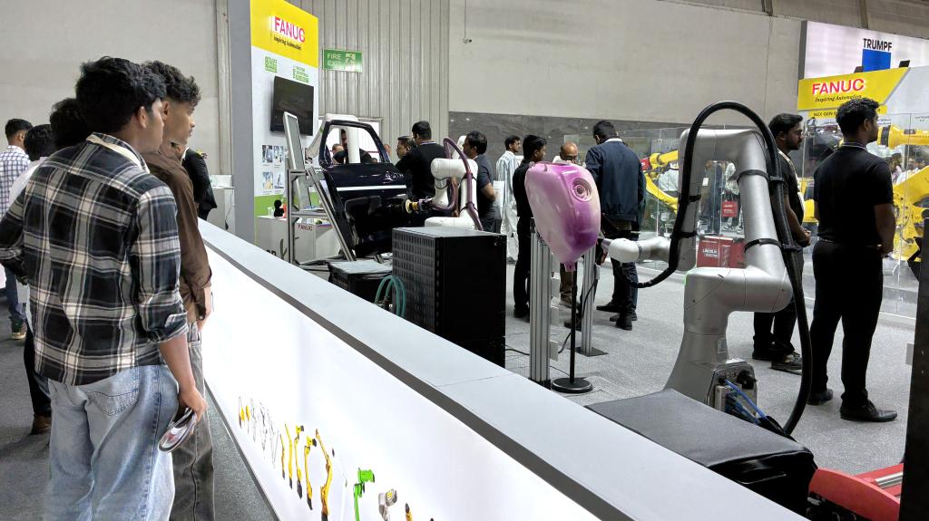 写真４　協働ロボットを見せるブースは来場者の注目を浴びた