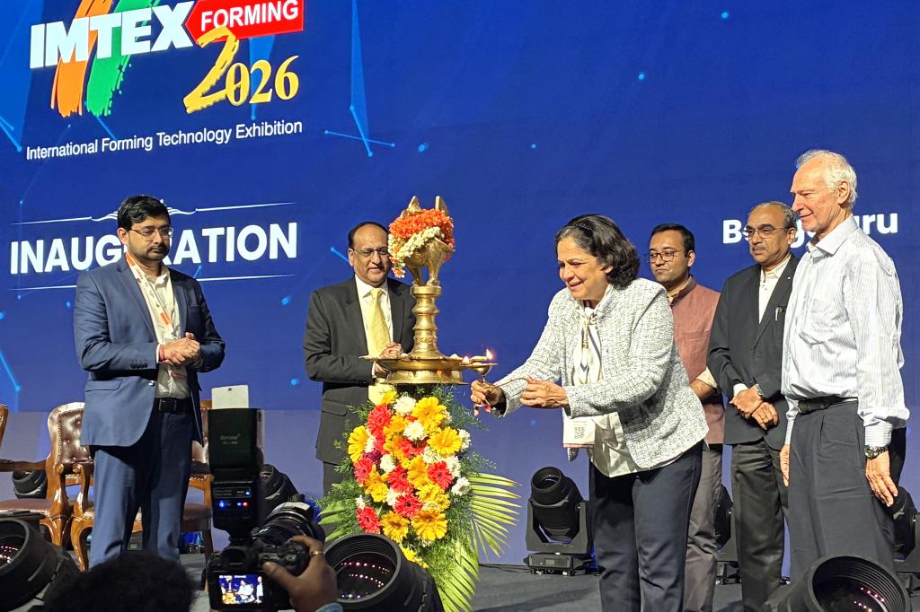 写真２　オープニングのＩＮＡＵＧＵＲＡＴＩＯＮでの点灯式（右から４番目がモヒニ・ケルカーＩＭＴＭＡ会長）