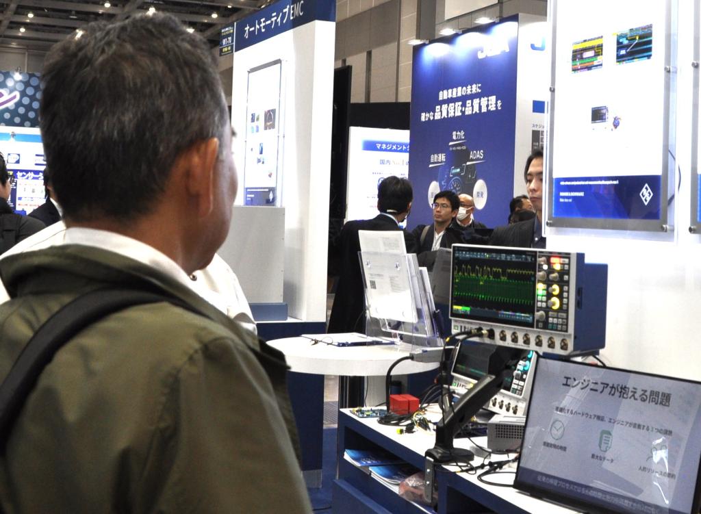 国内オシロ需要の伸長に期待が高まる（自動車・車載の展示会でのローデ・シュワルツ・ジャパンブース＝２６年１月）