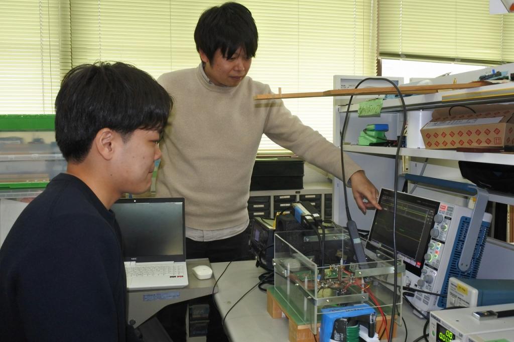 数値や波形の大切さを伝える石原先生（右）