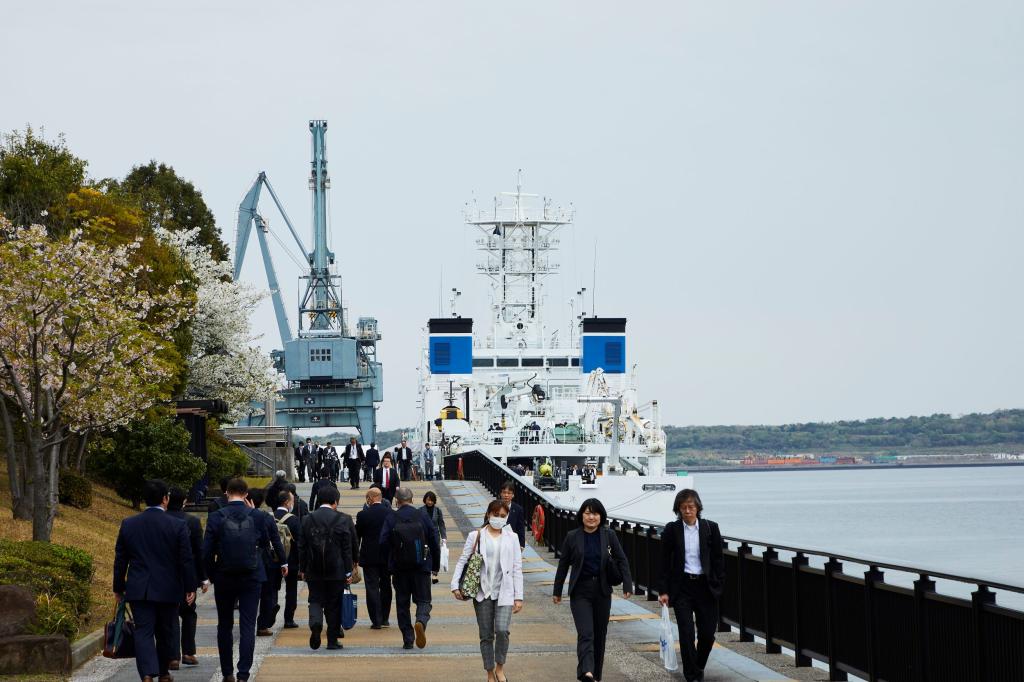 有明西ふ頭公園横で船舶見学会が行われる（ＳＥＡ　ＪＡＰＡＮ２０２４で公開された海上保安庁の測量船「平洋」）