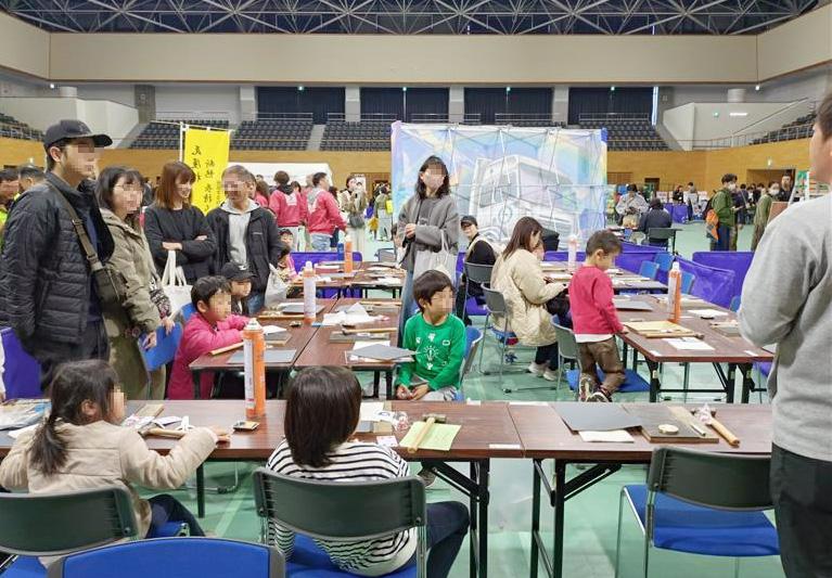 滋賀バルブ協同組合青年部が３月のイベントに参加し、バルブ材料を使ったメダル製作体験を実施（滋賀バルブ協同組合提供）