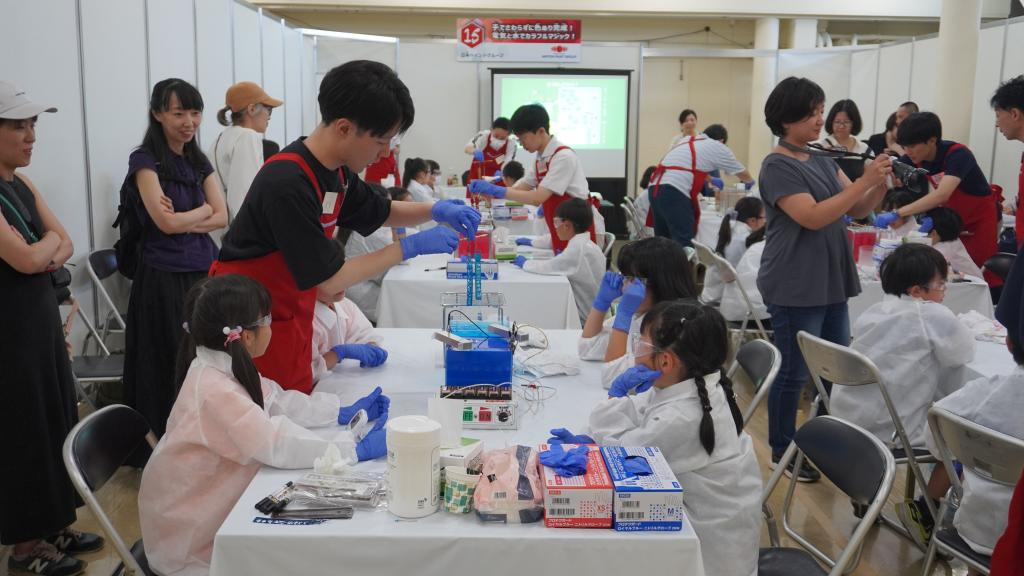 「夏休み子ども化学実験ショー」（２０２５年＝日本化学工業協会提供）