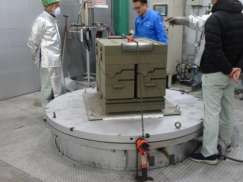 本社工場で使用する低圧鋳造機