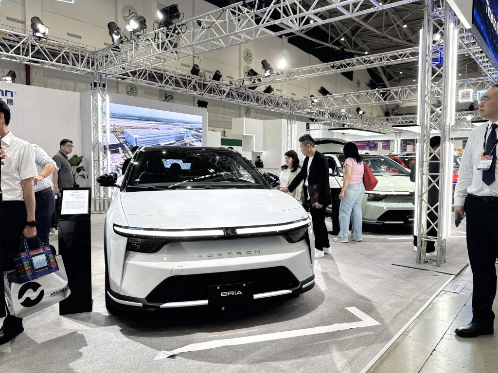台湾の鴻海（ホンハイ）精密工業が２５年１２月に発表した最新の自社ブランド電気自動車（ＥＶ）「ＢＲＩＡ」
