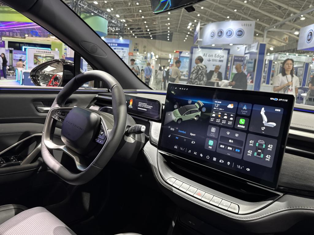 車両の状況は車載ネットワークでパネルに表示（ＢＲＩＡ内部）
