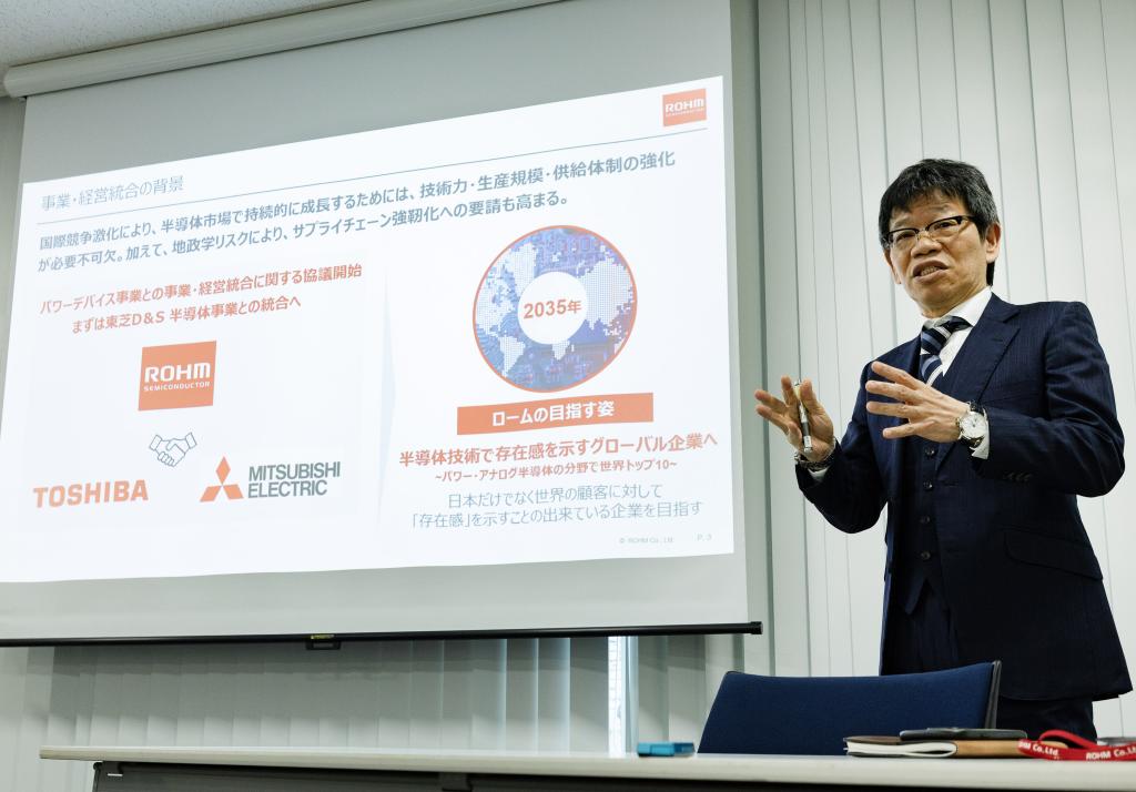 記者に説明するロームの東克己社長