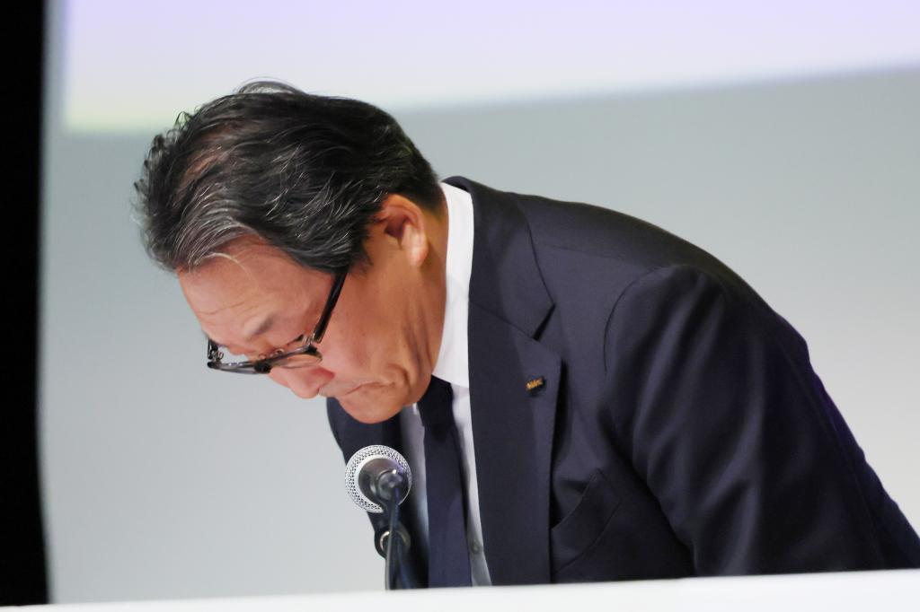謝罪する岸田社長