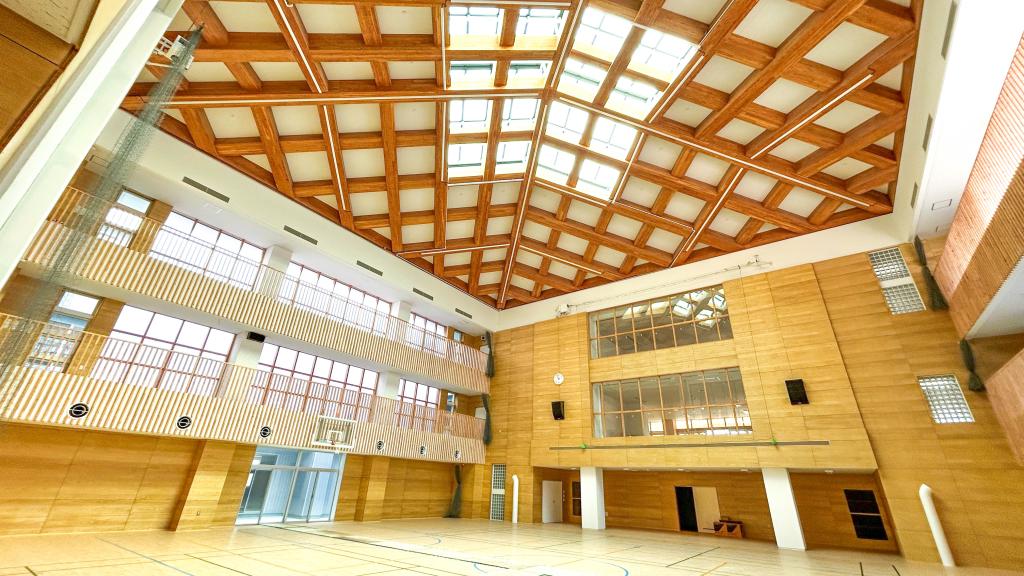 体育館の防球ネットや空調、照明などの設備をスマートフォンで操作する（内田洋行）