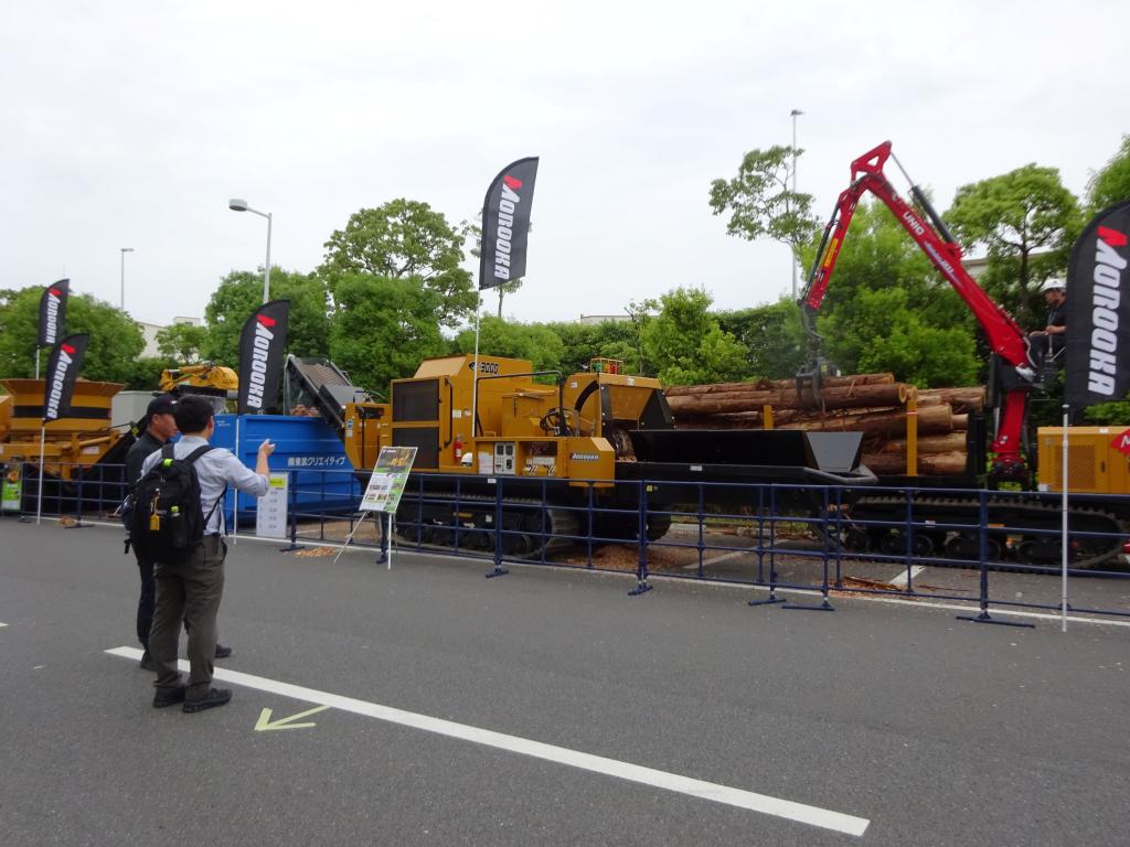 屋外実演会場では実機によるデモを間近で見られる