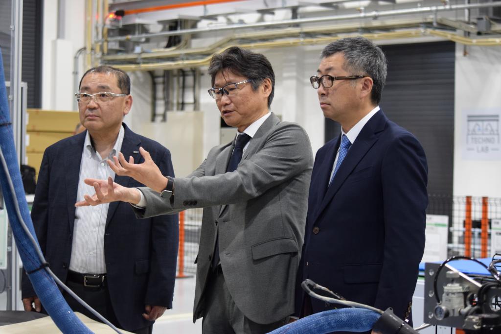 ４月に完成したスターテクノのショールームに三者が集った（左から成瀬専務、瀬川常務、近藤社長）