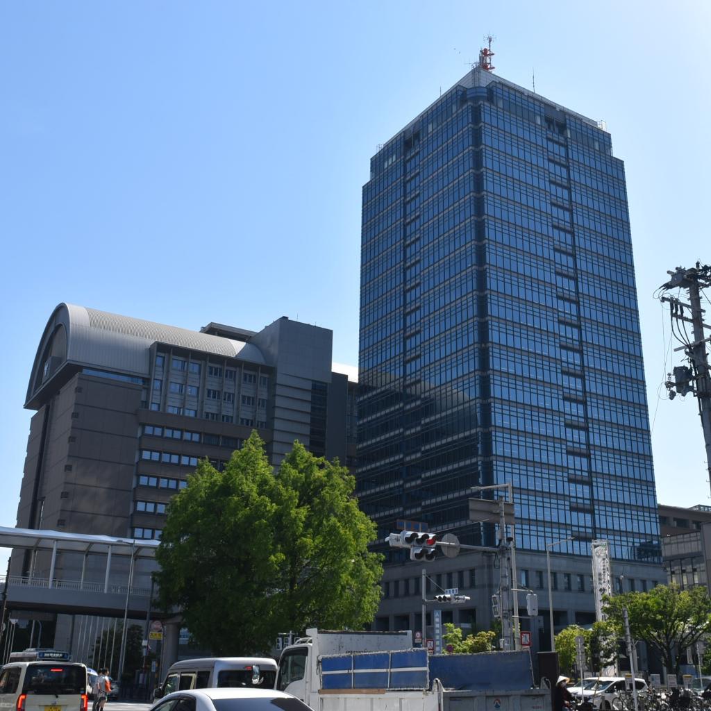 堺市は誘客促進や消費拡大で地域活性化を図る（堺市役所庁舎）