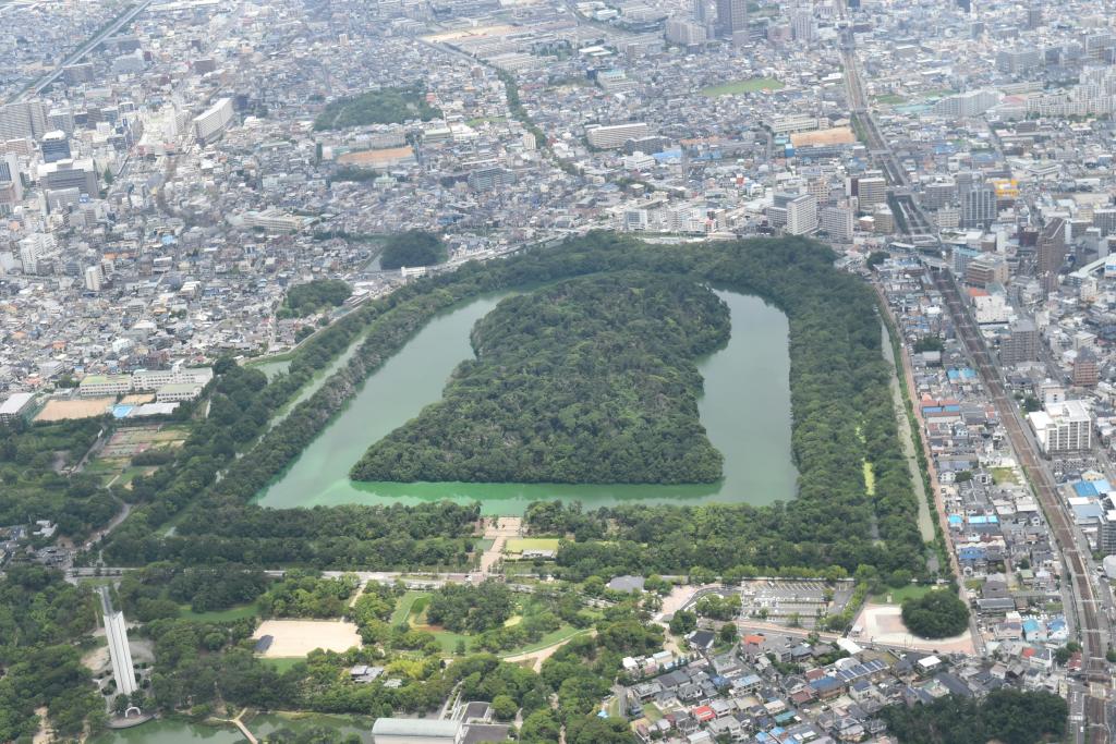 南の上空から撮影した大山古墳(仁徳天皇陵古墳)
