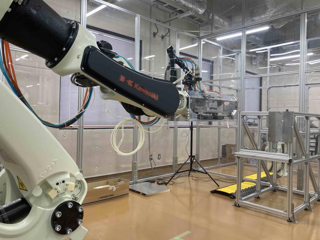 エンドエフェクターを付けたロボットで穴開け試験を実施