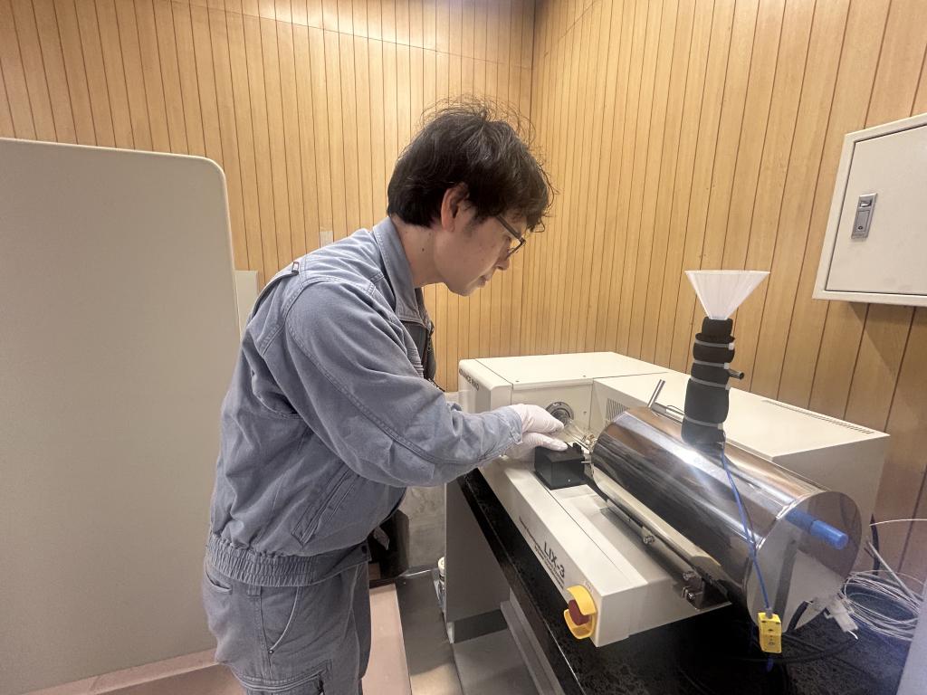 新たに導入したレーザー干渉計は測定時間も短く効率面にも寄与する
