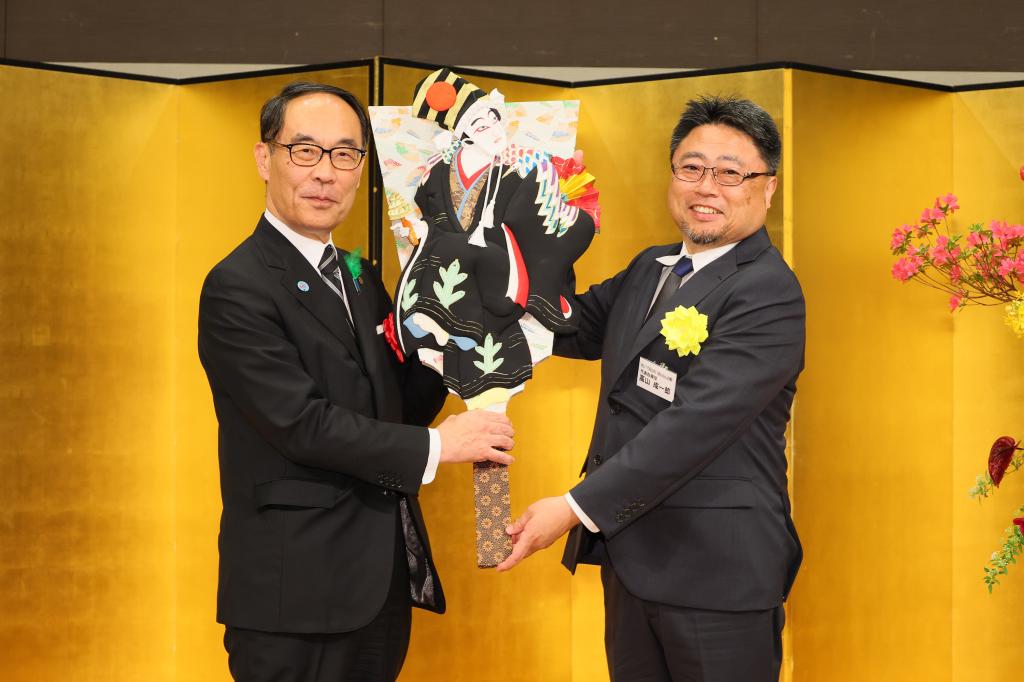 埼玉県知事賞を受賞したコトブキメディカルの高山社長（右）と大野知事