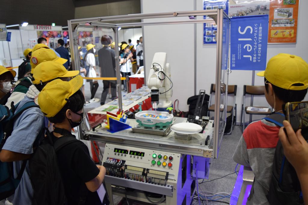 毎回地元の小学生が体験ゾーンを訪れている