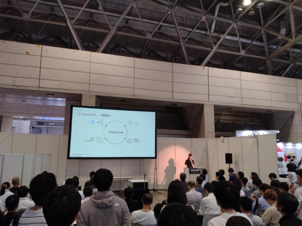 さまざまなテーマで複数の講演やセミナーが行われる