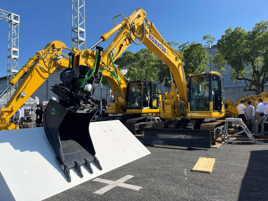 屋外展示場では建機のデモンストレーションが見られる（前回の会場）