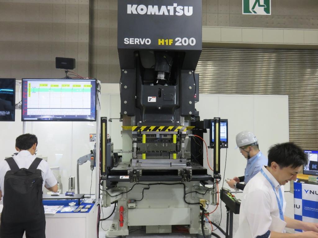 写真１　下死点プラスマイナス０・０２ミリメートルで再現するサーボプレス（コマツ産機）