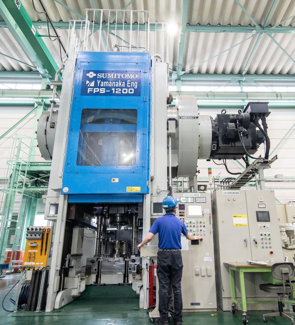 写真３　板形状の２段ヘリカルギアを成形するサーボプレス（住友重機械テクノフォート・ヤマナカゴーキン）