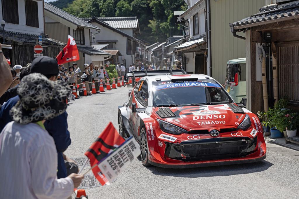 豊田市の足助地区を走るラリーカー
