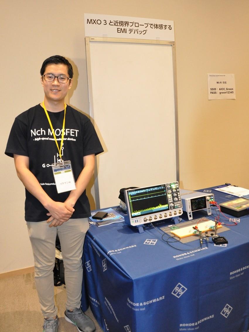 イチケンラウンジMCのイチケンさん（写真は5月に都内で開催された測定器メーカーのプライベートショー）