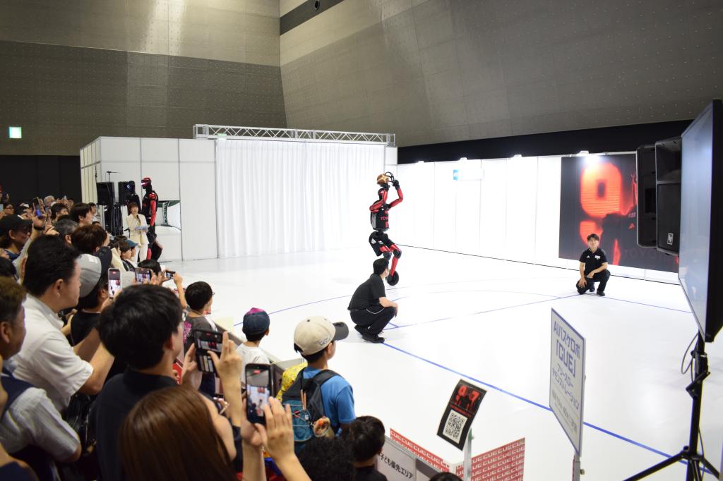 ヒト型ロボのフリースロー実演に注目が集まった