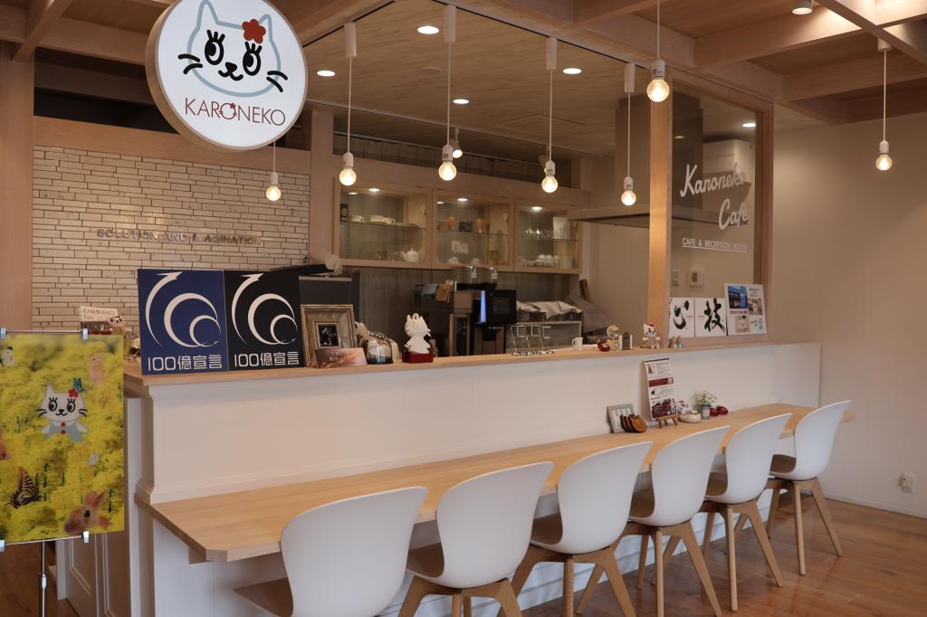 本社敷地内にある「カロネコカフェ」の１階スペース