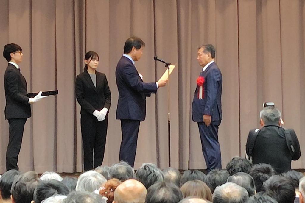 中小企業庁の山下隆一長官が表彰状を授与