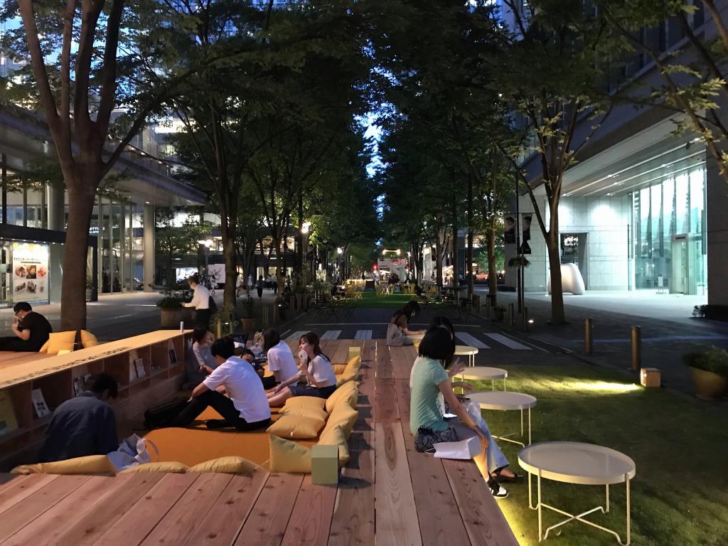 「Marunouchi Street Park 2022 Summer」では、街路樹のある通りをリビングルームのように活用。今年も7月24日から社会実験が始まり、8月23日まで行われる(5面に関連記事)
