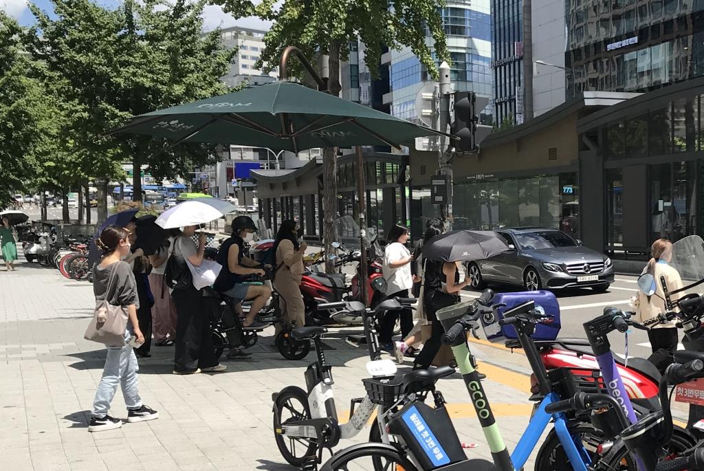 信号待ちスペースに設置された日除け（韓国ソウル）
