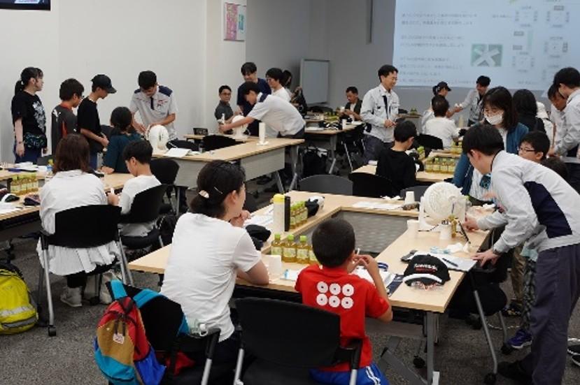 機械の日や機械週間には、子ども・学生向けイベントを多数開催（２０２５年に川崎重工業明石工場で行われた風車作りの様子）