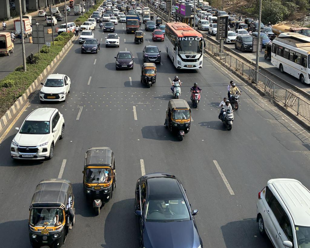 インドの都市は四輪、二輪、オートリキシャなどがひしめき合い、巨大な自動車市場へと成長（写真はムンバイ）