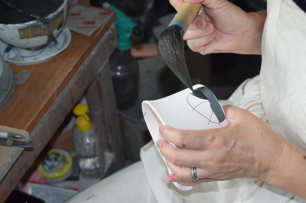 職人による手仕事で作られる陶磁器も多い