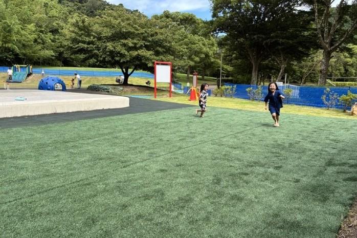 南郷上ノ山公園で屋外用の紙製人工芝が導入された（神奈川県葉山町）