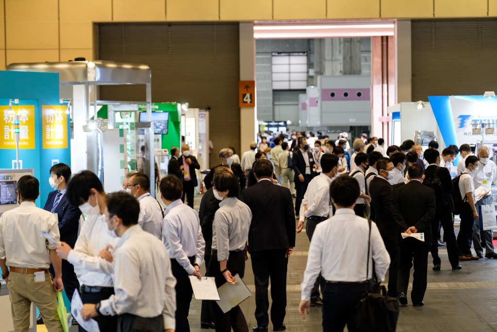 コロナ禍にあっても熱心な来場者でにぎわいを見せた（国際粉体工業展大阪２０２１）