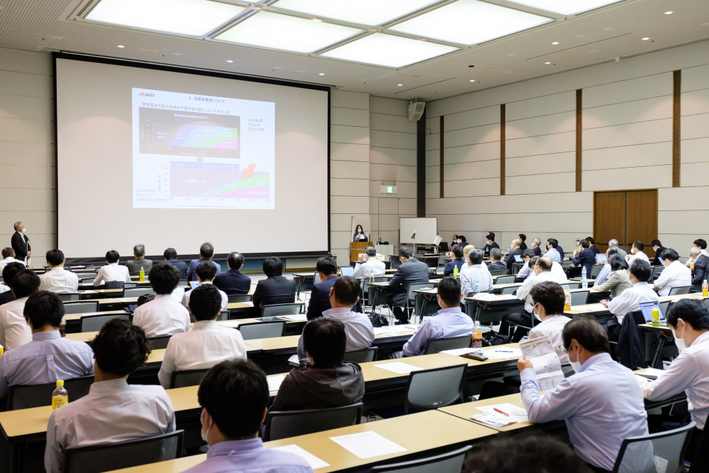 国際会議ホールで開かれた「粉体機器ガイダンス」では多くの聴講者が熱心に聞き入った（国際粉体工業展大阪２０２１）