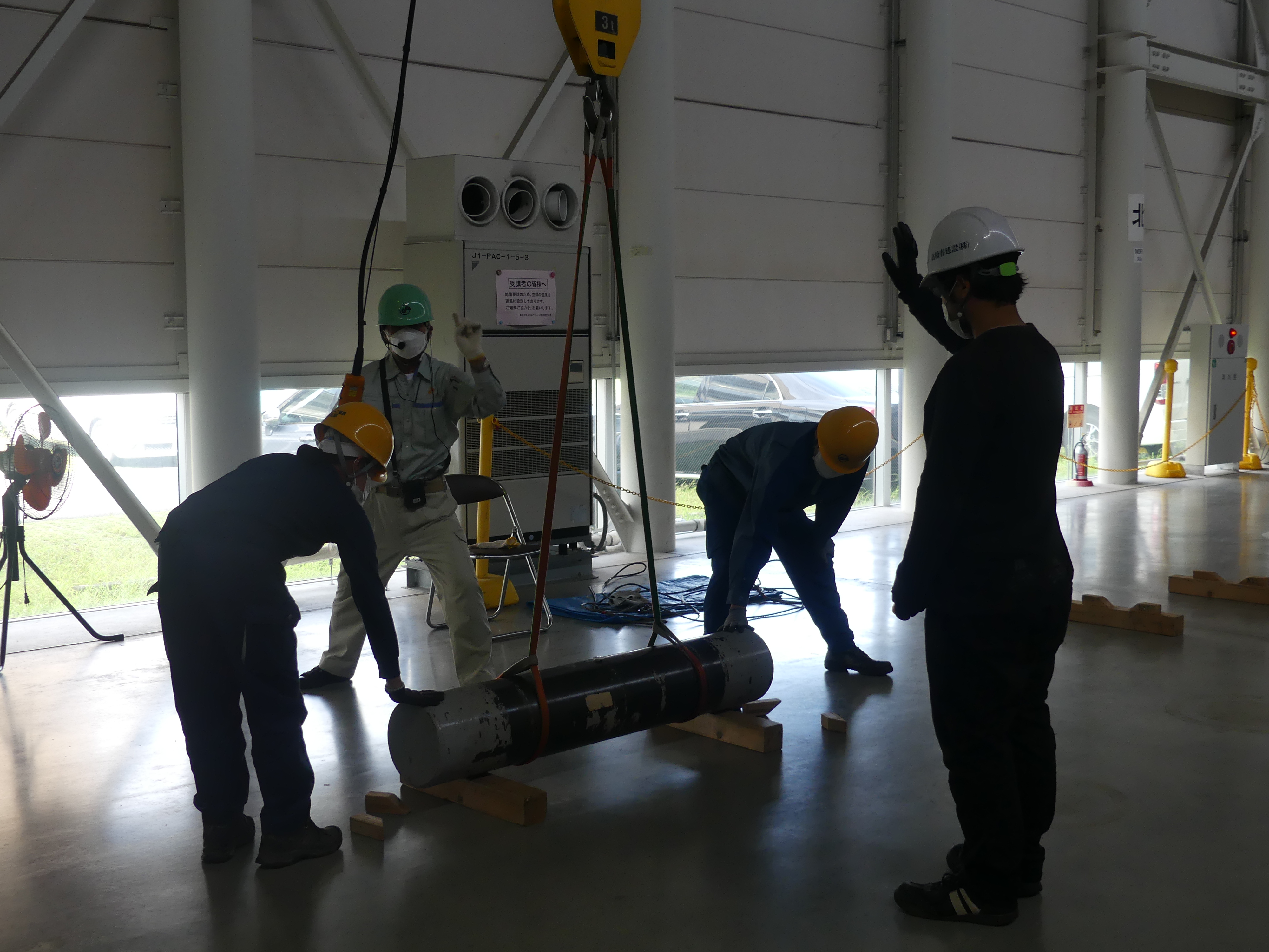 玉掛け作業は３人一組で声がけ確認をしながら行う（８月３１日に行われた日本クレーン協会の玉掛け技能講習）