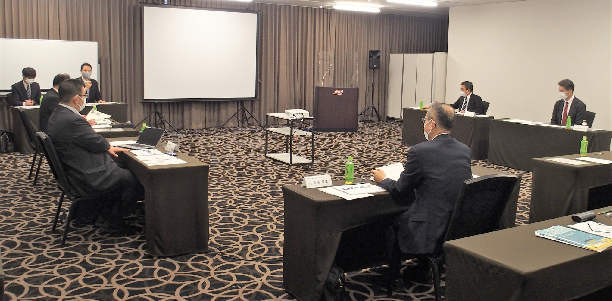 産官から８人の審査委員が集まり、専門家の厳しくも優しい目でプランを評価した