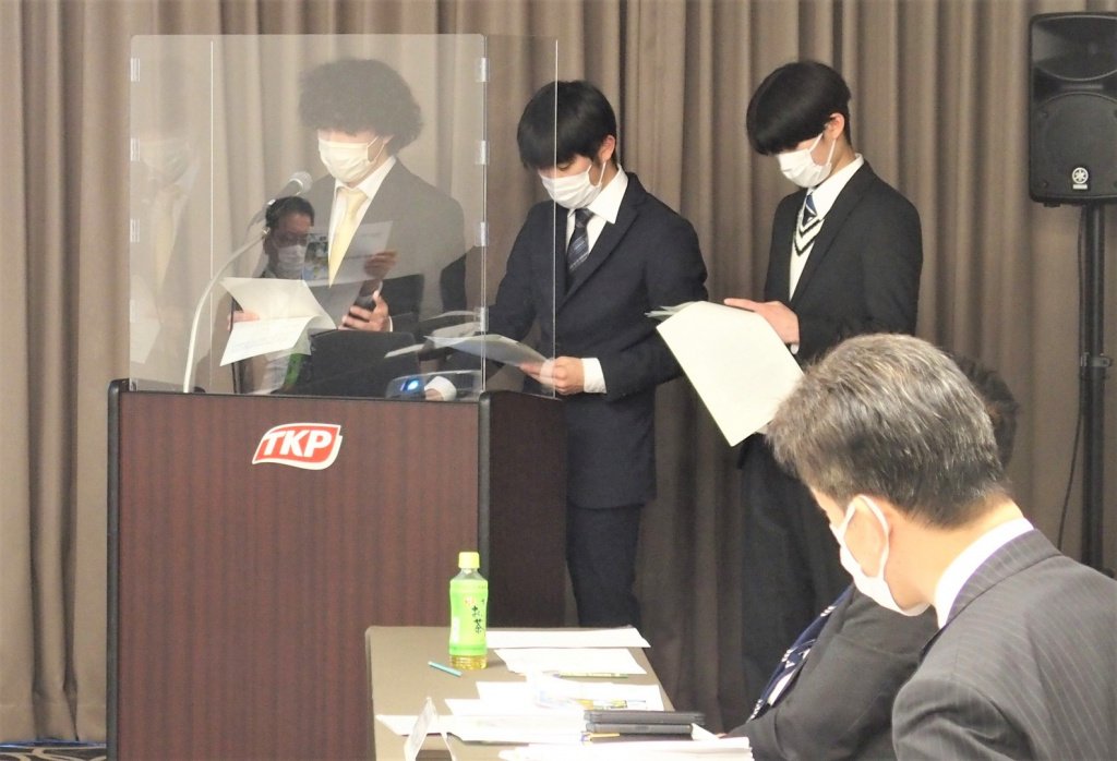 唯一の高校専攻科生・米沢工業高校は３人グループで臨み、映像をふんだんに盛り込んだプレゼンを展開